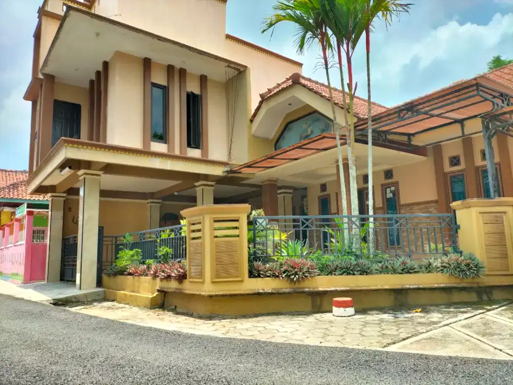 DI JUAL RUMAH BAGUS 2 LANTAI DEKAT STASIUN KARANGANYAR KEBUMEN.