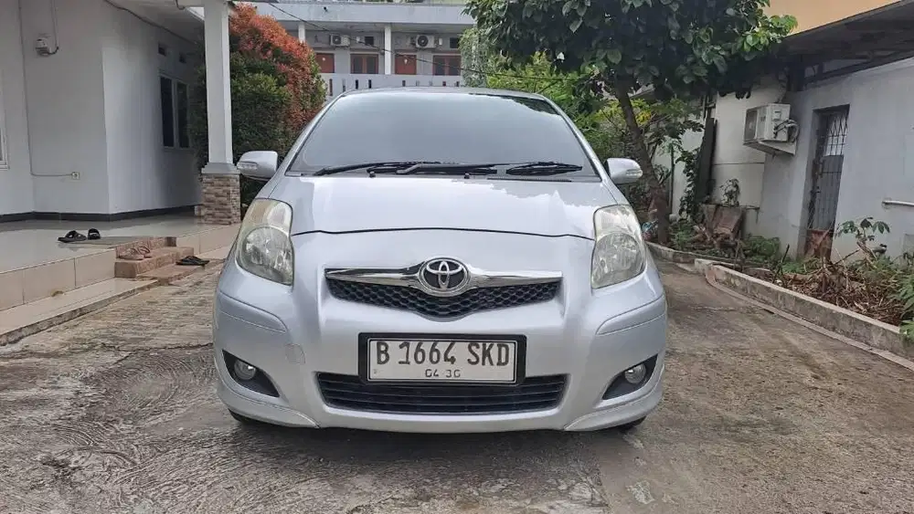 Toyota Yaris E matik 2010 silver metalik terawat siap pakai bergaransi