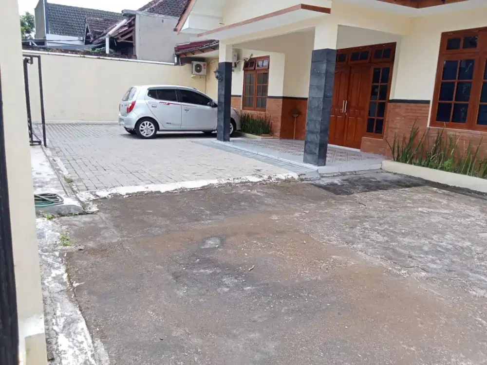 DIJUAL ATAU DISEWAKAN BANGUNAN LUAS COCOK UNTUK KANTOR, PISANGAN, TRIDADI, SLEMAN, JOGJA