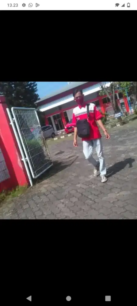 Sedang mencari lowongan kerja.
