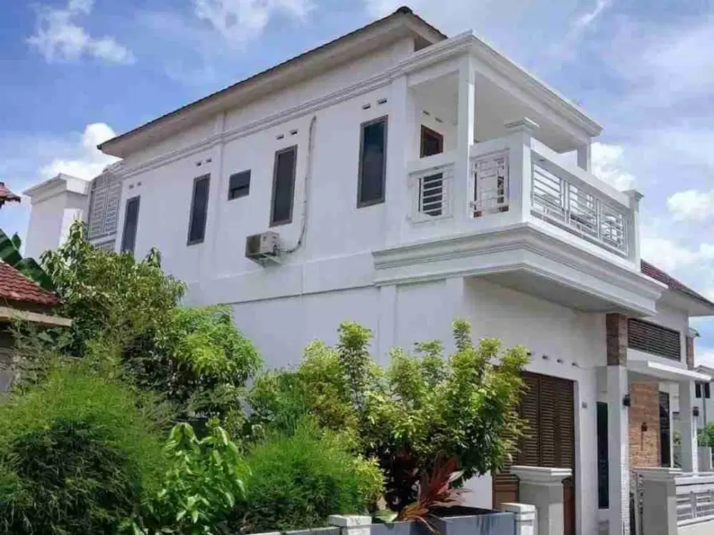 dijual rumah modern fully furnished siap huni dalam kondisi properti terawat beserta kitchen set dan meja batu marmer, memiliki pagar, carport, dan garasi di Jl. Tabrani Ahmad