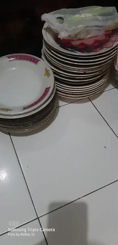 Piring dan gelas