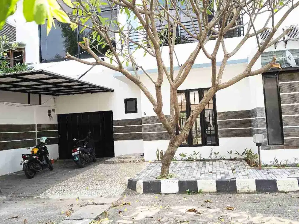 townhouse kemang. minimalis. kt. 250m/ Lb 300 m 2 lantai. 3 Kt. 3 Km Spool. 1 Kp + 1 Km. Taman belakang. 1 Garase 2 Carpot. Unfurniture. sewa 270 jt / thn