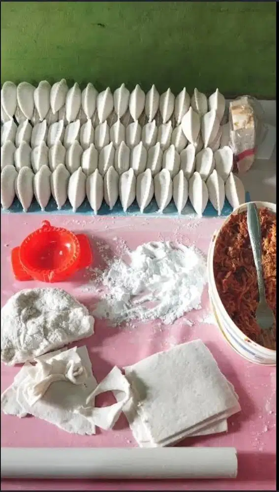 Karyawan produksi cireng isi