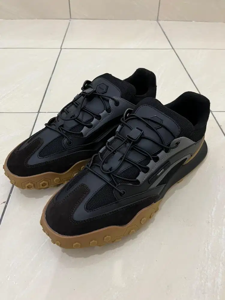 (NBU) Sepatu Sneakers PEDRO size EU45 ( 28 cm) kondisi baru