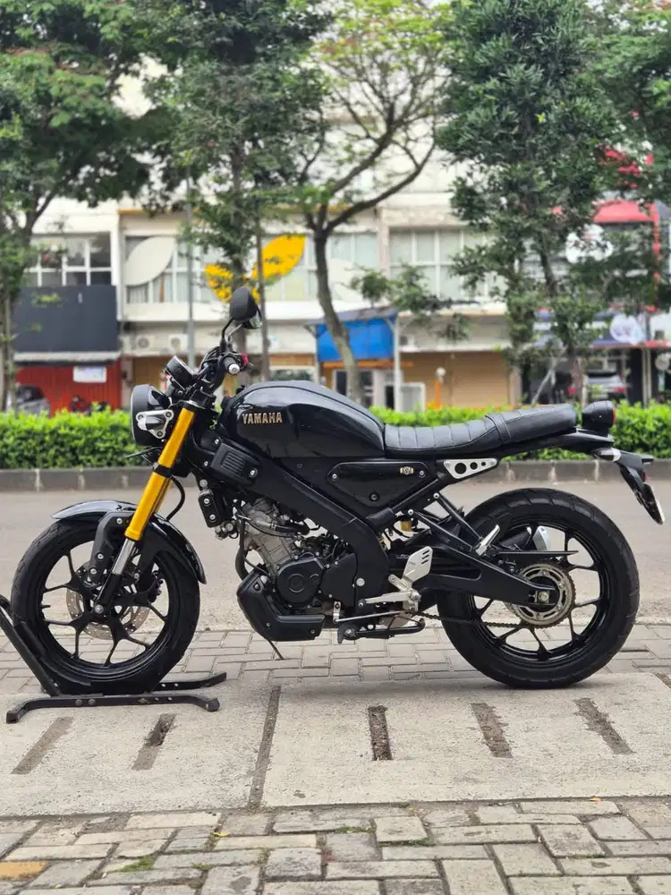 YAMAHA XSR 155 HITAM 2023 KM 7K PAJAK ON KAYAK BARU