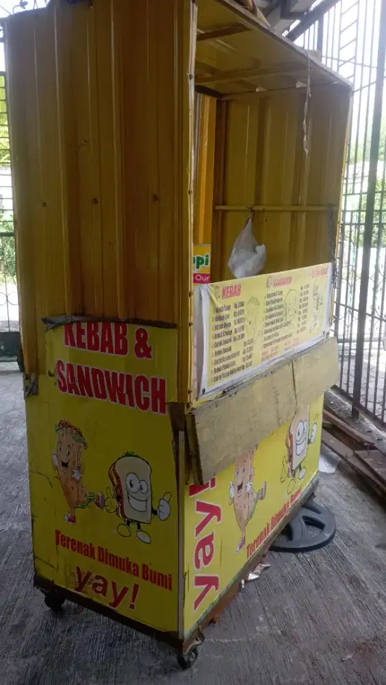 Booth konteiner bekas jualan kebab