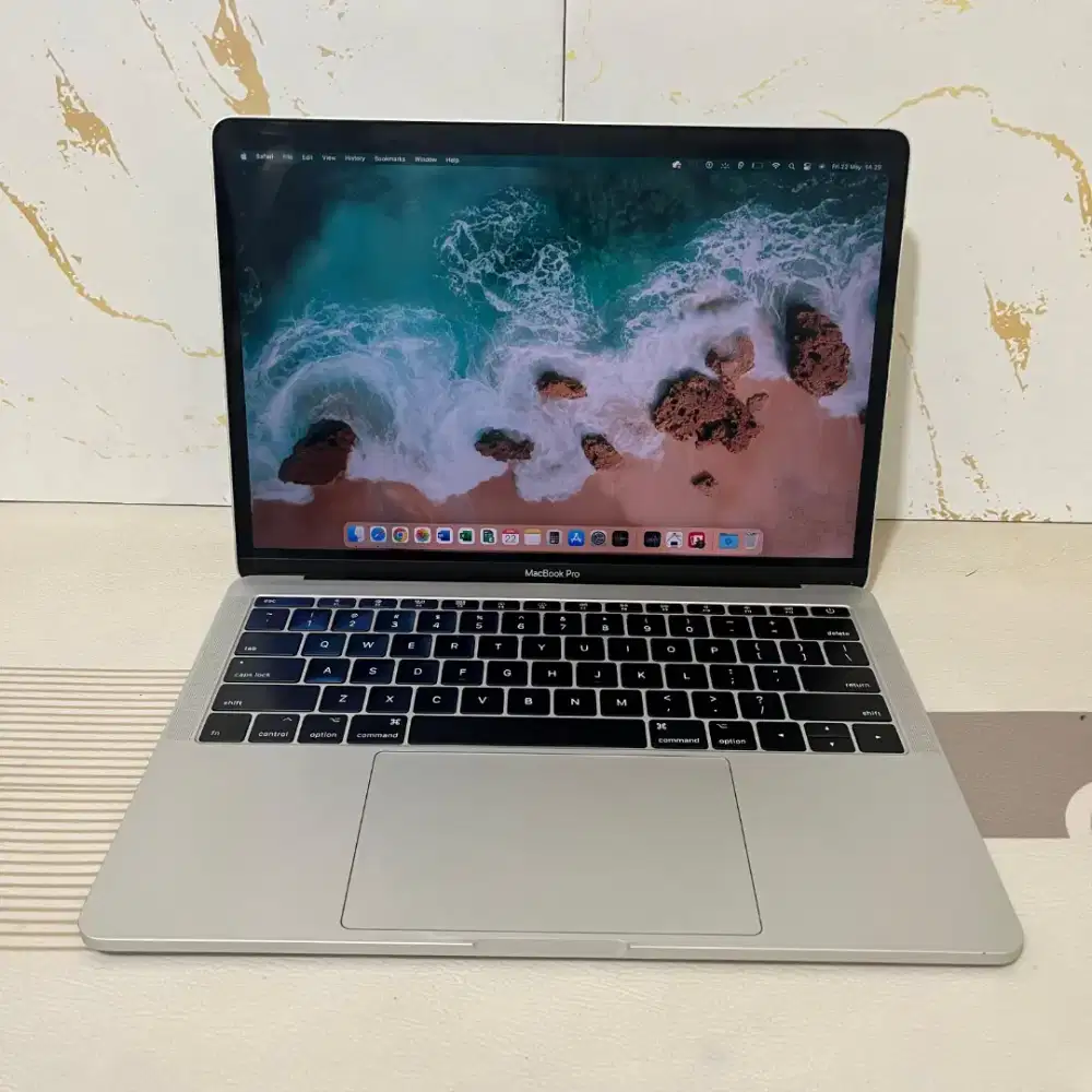 Macbook Pro 3-inch, 2017 Two Thunderbolt.