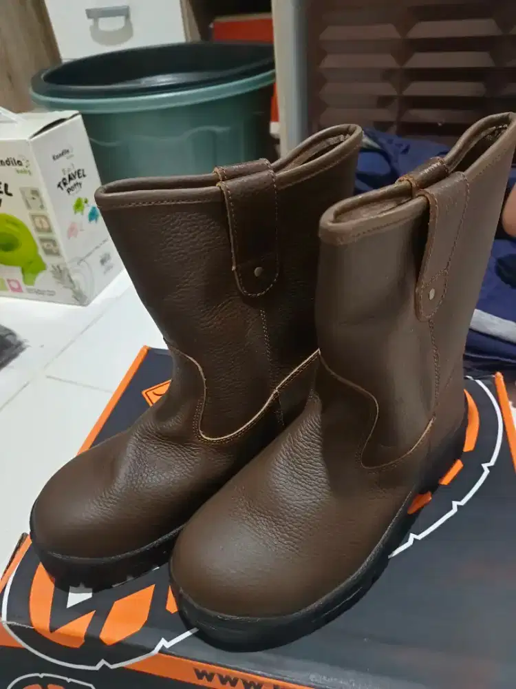 Sepatu safety Krusher