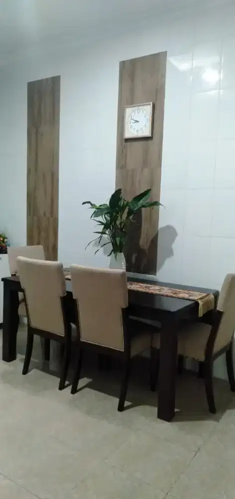 Meja makan satu set
