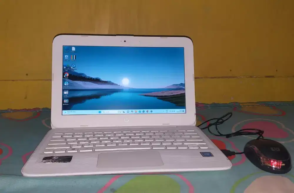 Dijual laptop merk Hp tahun 2024 Windows 11 4GB 12 inchi mulusss
