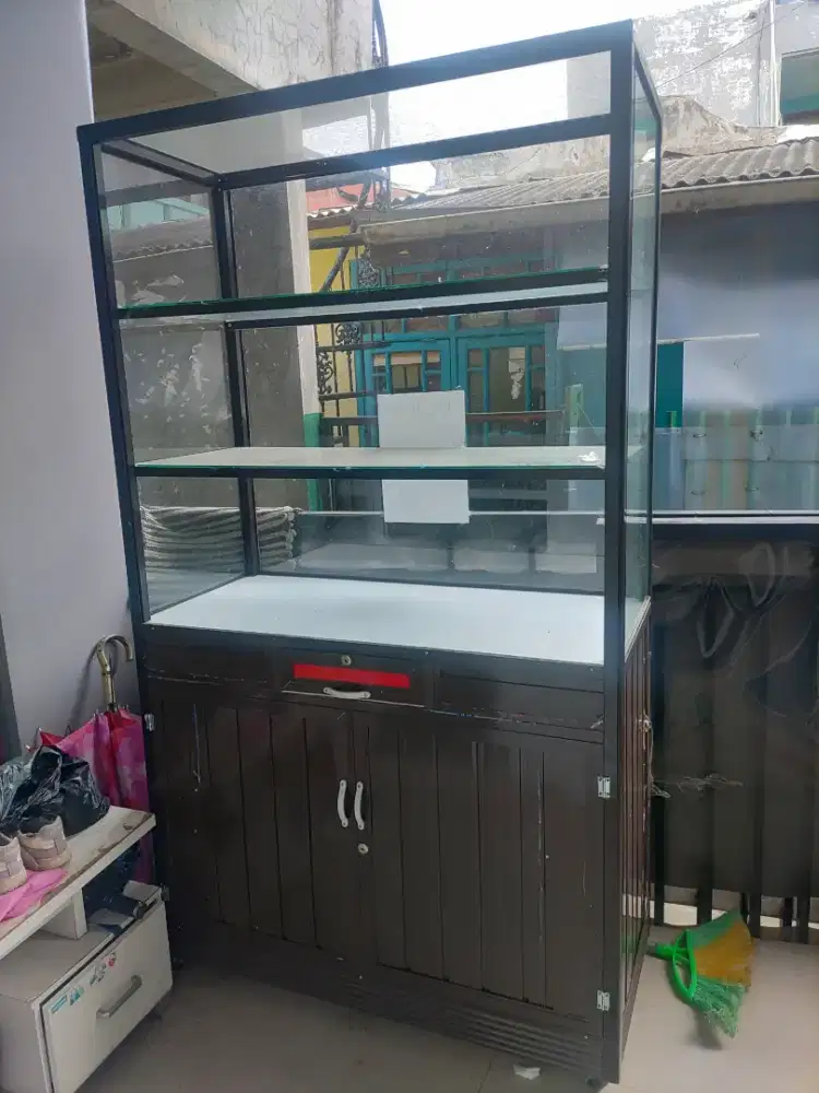 Etalase untuk jualan