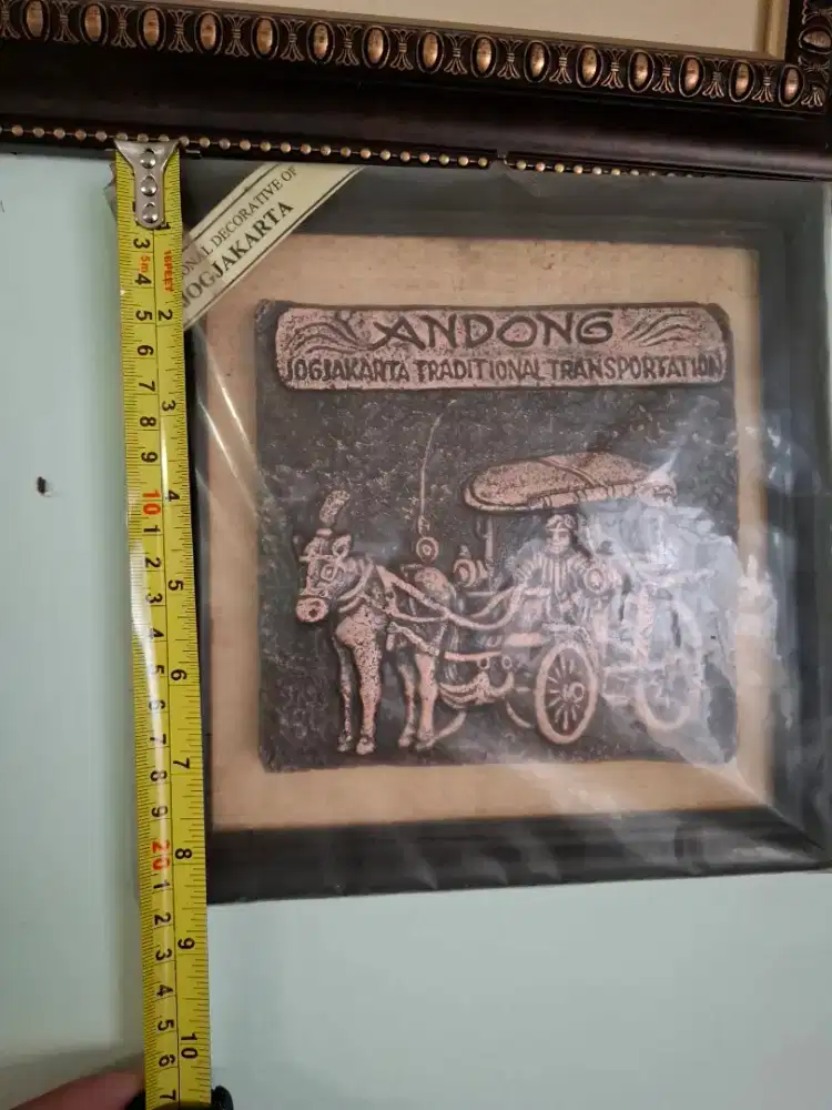 Hiasan dinding relief timbul andong