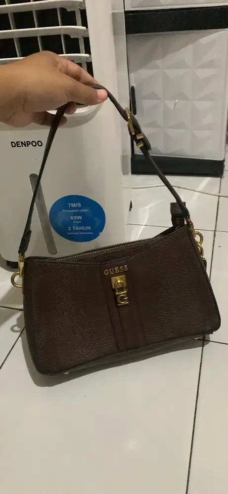 Tas guess warna mahogani