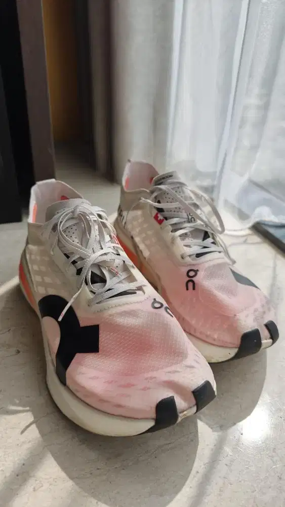 Running shoes ON Cloud Strike