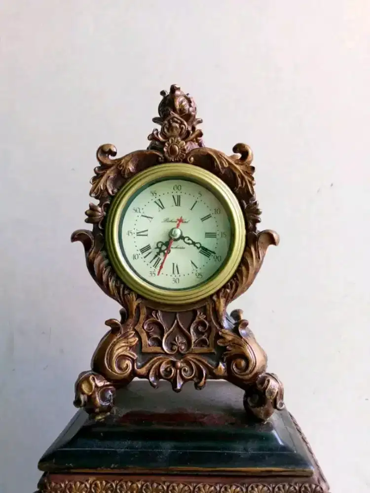 Jam meja antik normal