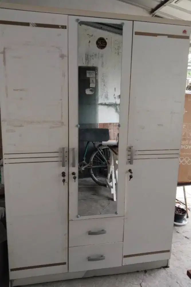 Lemari Baju Putih. 3 pintu. Rak banyak. Second.