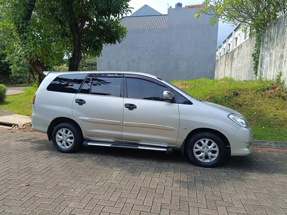 Toyota Kijang Innova 2011 Bensin