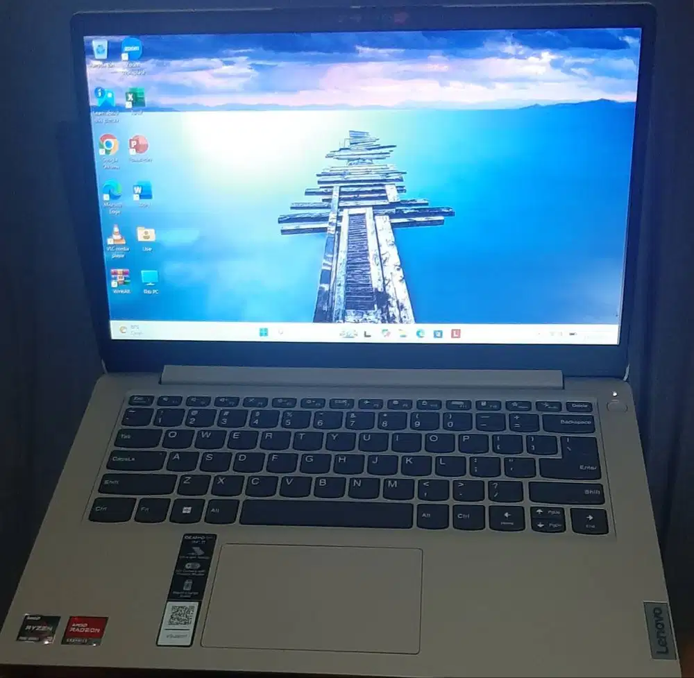 LENOVO AMD RYZEN 3 7320U 256GB/8GB