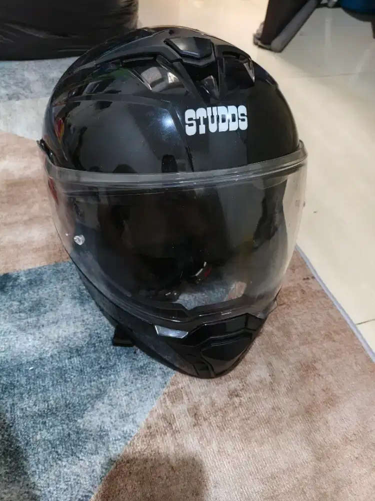 Helm STUDDS kondisi bagus