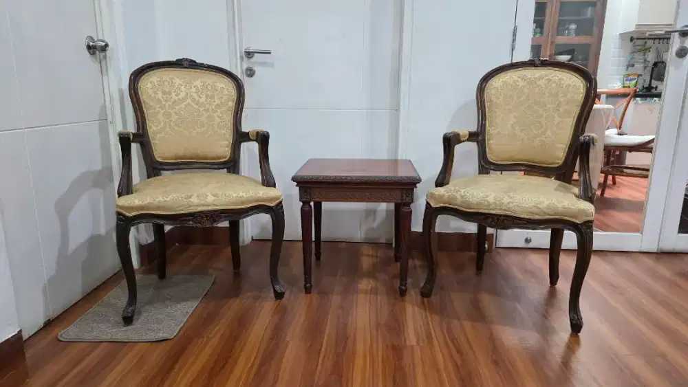 Set Kursi Klasik (2 Kursi Lengan + 1 Meja Kotak Ukir) Kayu
