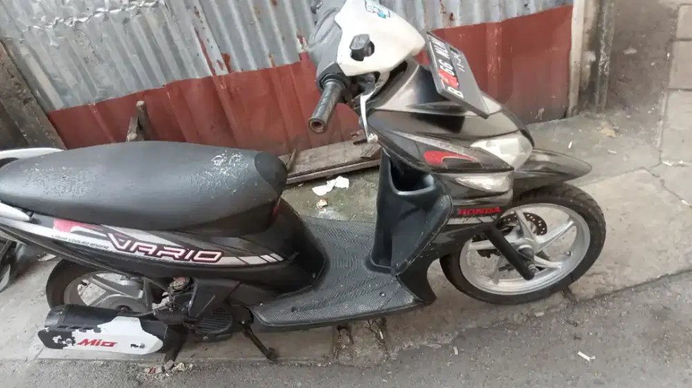 Dijual 1 unit sepeda motor sekuter merk Honda Vario karbu.