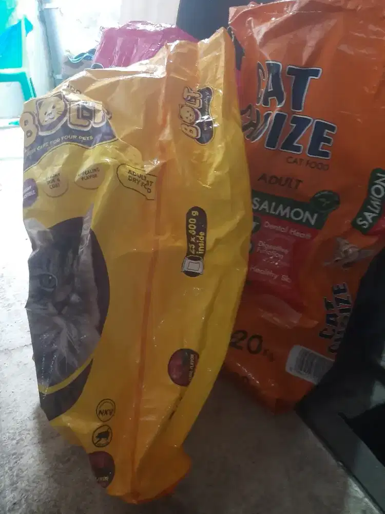 Karung bekas makanan kucing