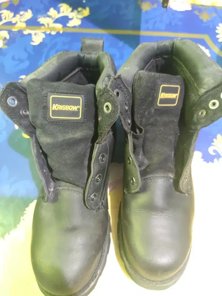 Sepatu safety bekas