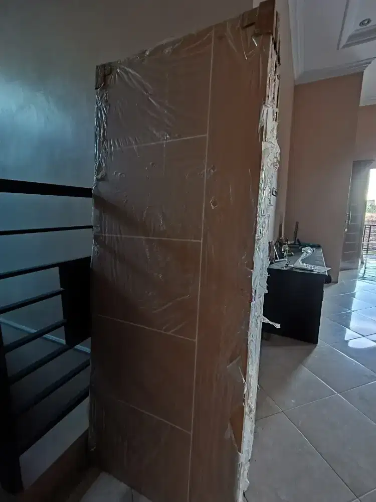 Pintu kayu baru