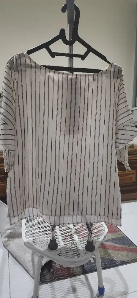 Atasan lucu garis garis krem