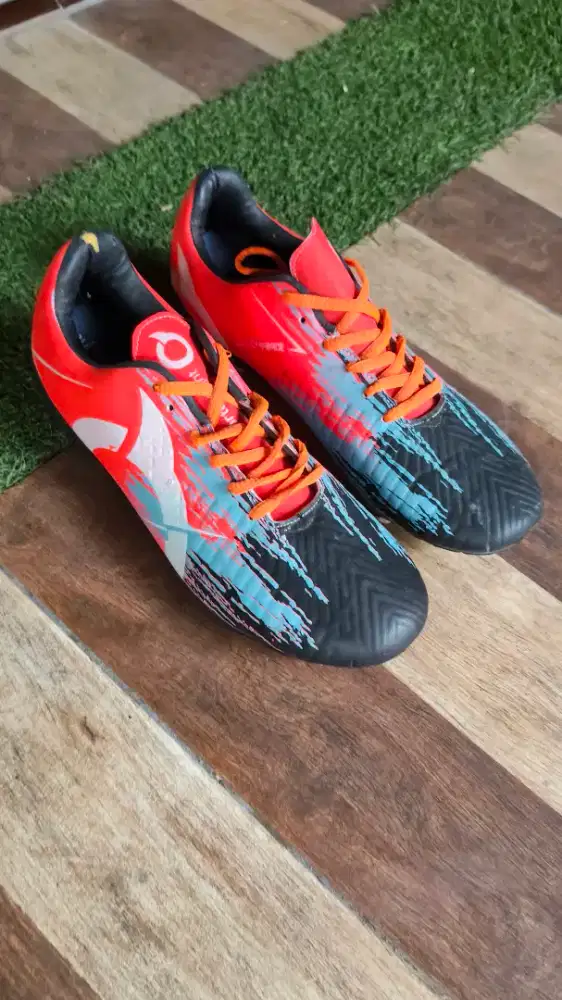 Sepatu bola Oren size 43