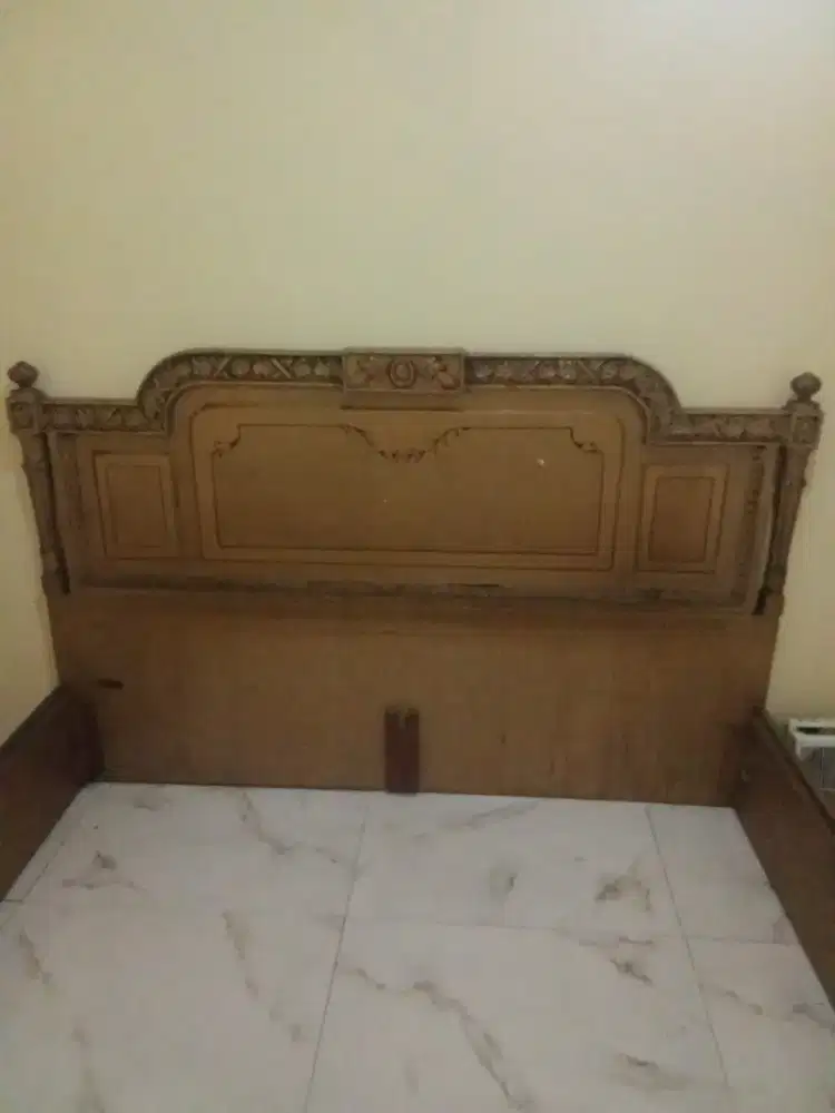Dipan tempat tidur timur tengah