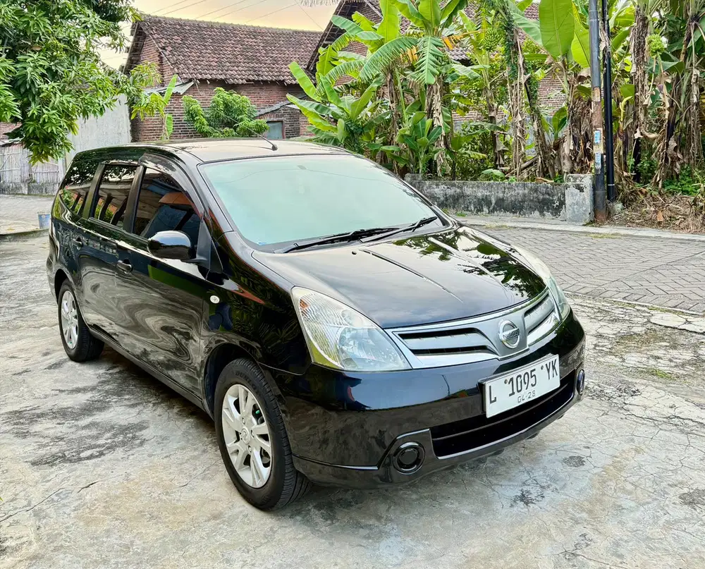 Nissan Grand livina SV mt LOW KM record