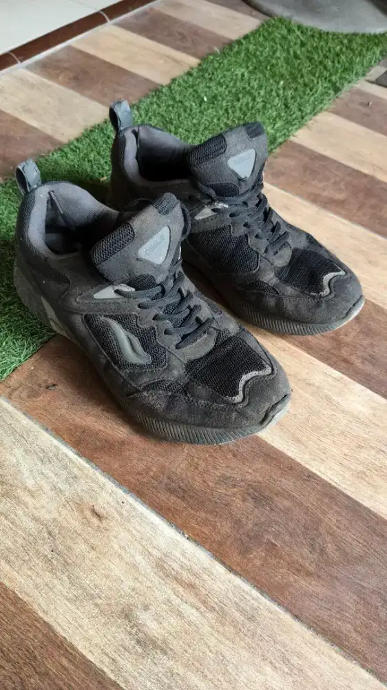 Sepatu sneaker hitam 42