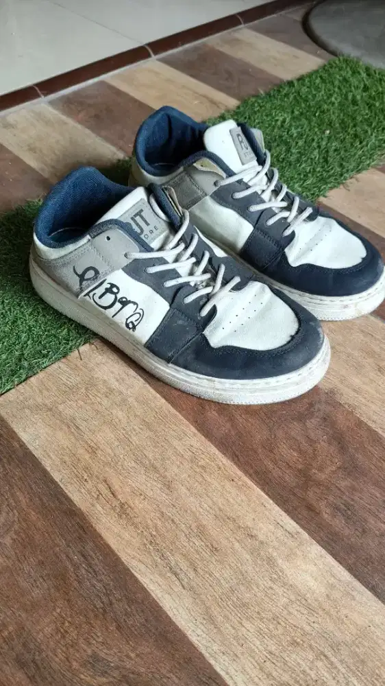 Sepatu fashion putih navy 42