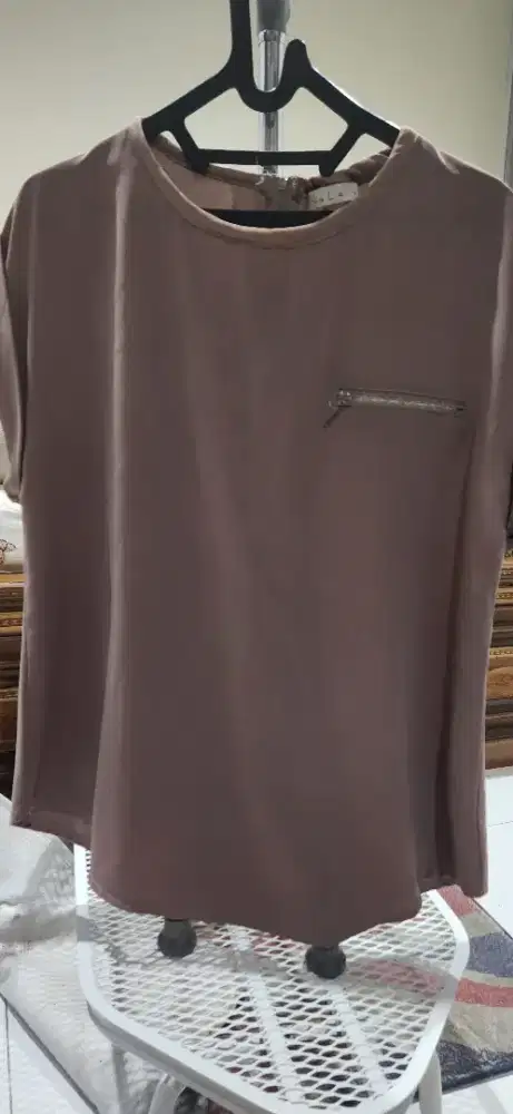 Kemeja coklat lengan pendek, Nyla