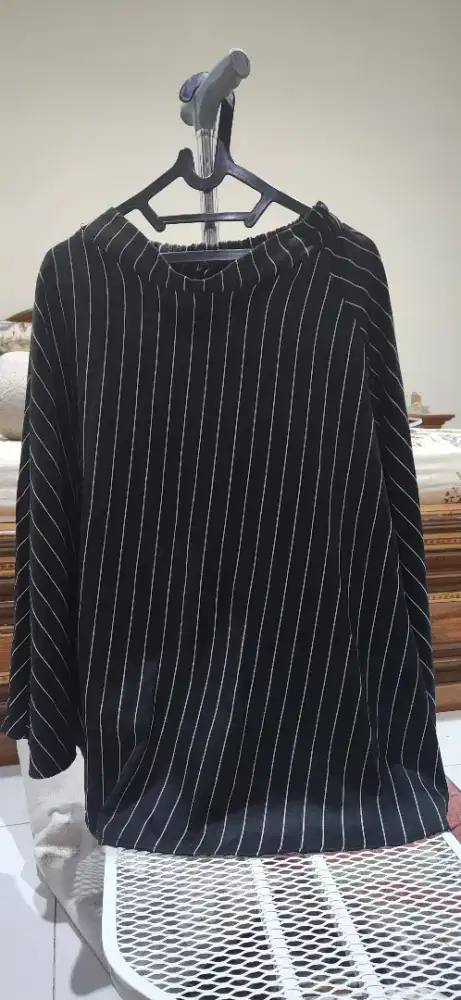 Rok garis garis hitam, merk Gaudi