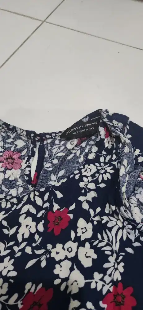 Kaos kembang kembang,  Dorothy Perkins