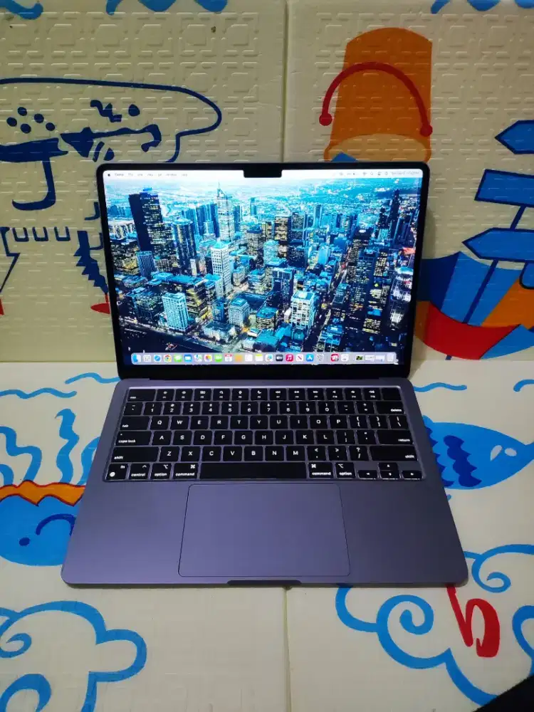 MacBook Air M2 Retina 13-in, 2022
Chip Apple M2 
Ram 8 GB
SSD 256 GB