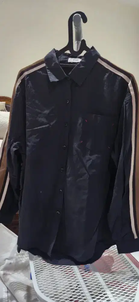 Kemeja hitam list di tangan