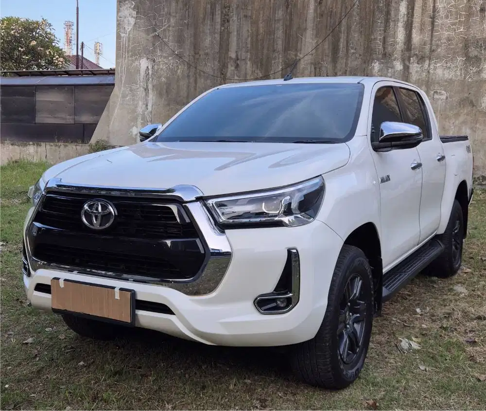 toyota hilux v 2021 at 14rb km like new