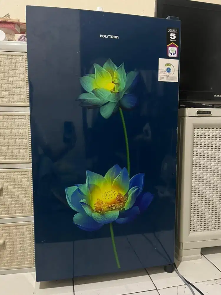 Kulkas Polytron 170 liter, dan 2 Lemari.