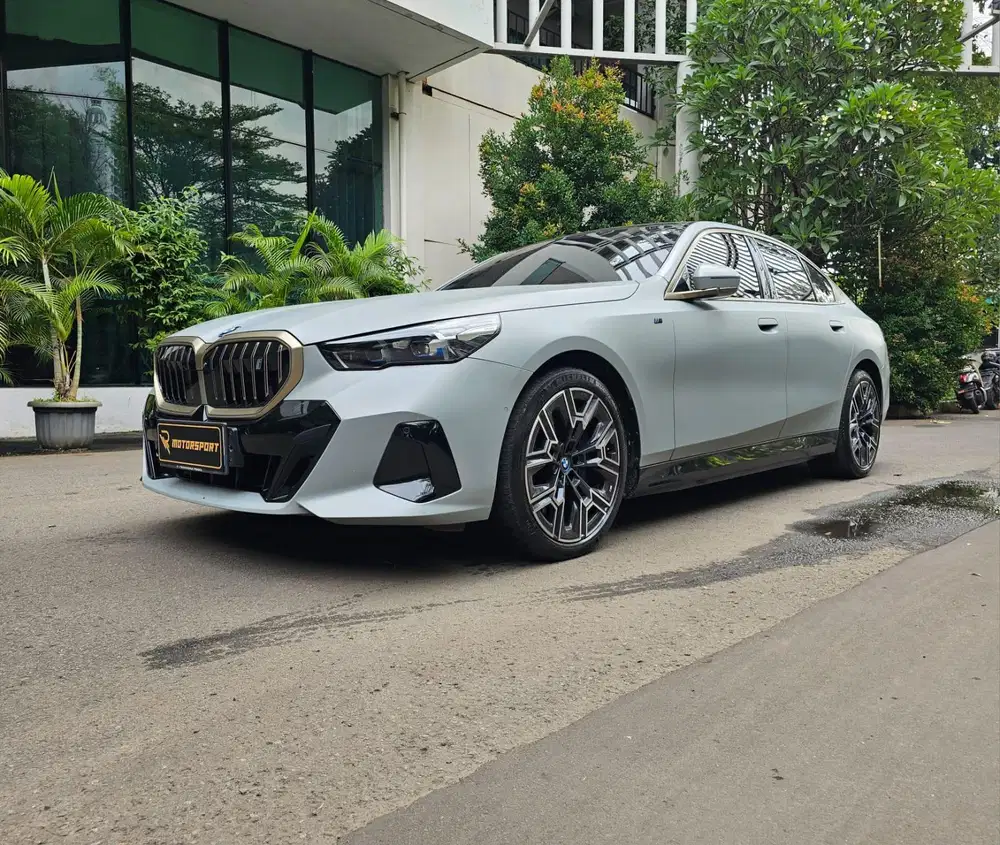 (Electric Vehicle) BMW i5 2025 E Drive40 M Sport low km