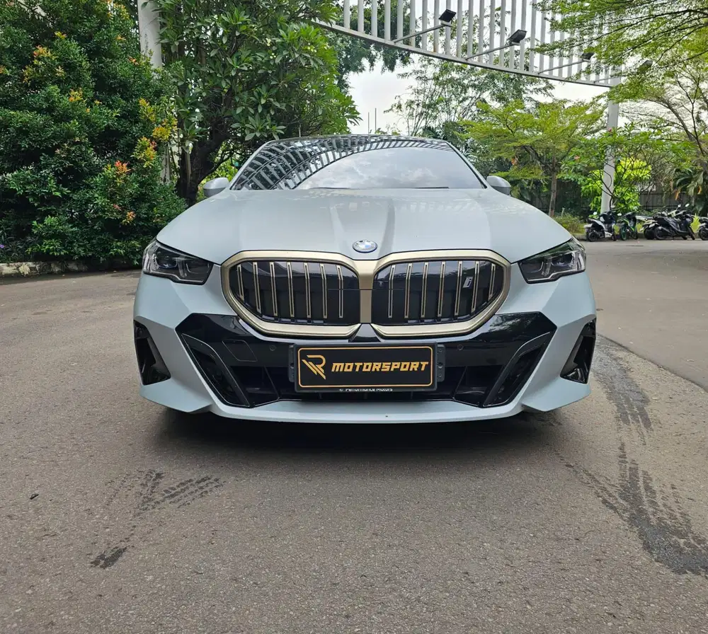 (Electric Vehicle) BMW i5 2025 E Drive40 M Sport low km