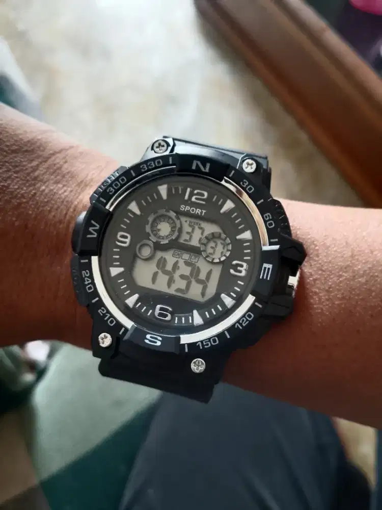 Jam tangan digital sport pria warna hitam