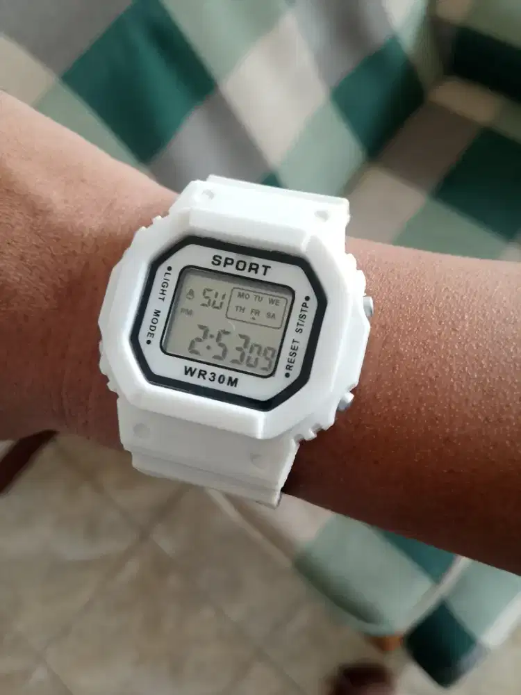 Jam tangan digital spot pria warna putih