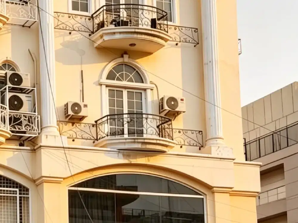 DISEWA RUKO 4LT+ROOFTOP, LOKASI SANGAT STRATEGIS di RADIO DALAM
