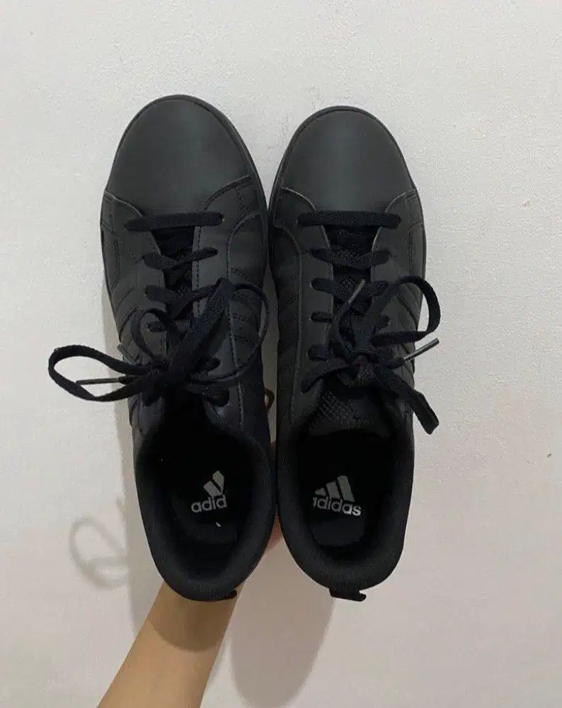 Sepatu Adidas Hitam 41.5 (Ori, Milik Pribadi)