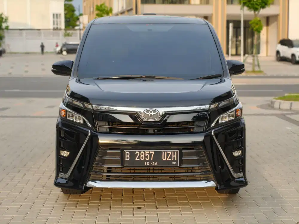TOYOTA VOXY 2.0 AT 2021 HITAM