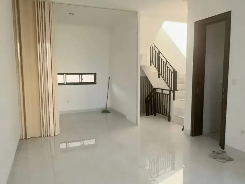 sewa rumah 3 lantai golf island PIK uk 5x15m kosongan ada AC